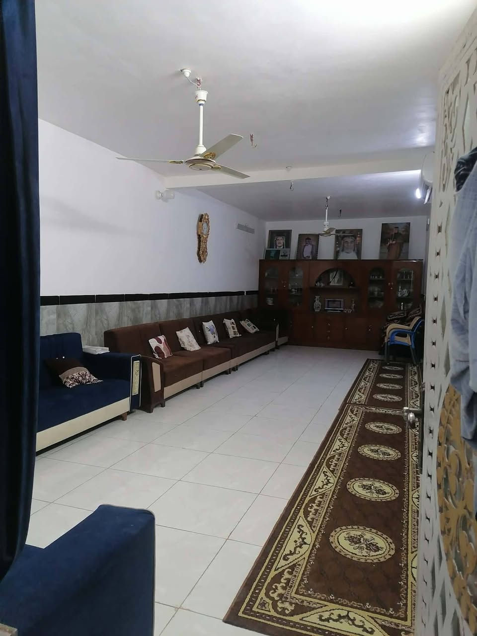يوجد بيت للبيع مساحه 210متر طابو صرف بناء طابوك عكاده بالقرب من المحكمه والدلال موقع تجاري الطابق الأول متكون من غرفتين وصاله ومطبخ وبراني وصحيات داخليه وخارجيه وطابق ثاني ثلث غرف وحمامات السعر خاص ***********واتساب. متواجد
