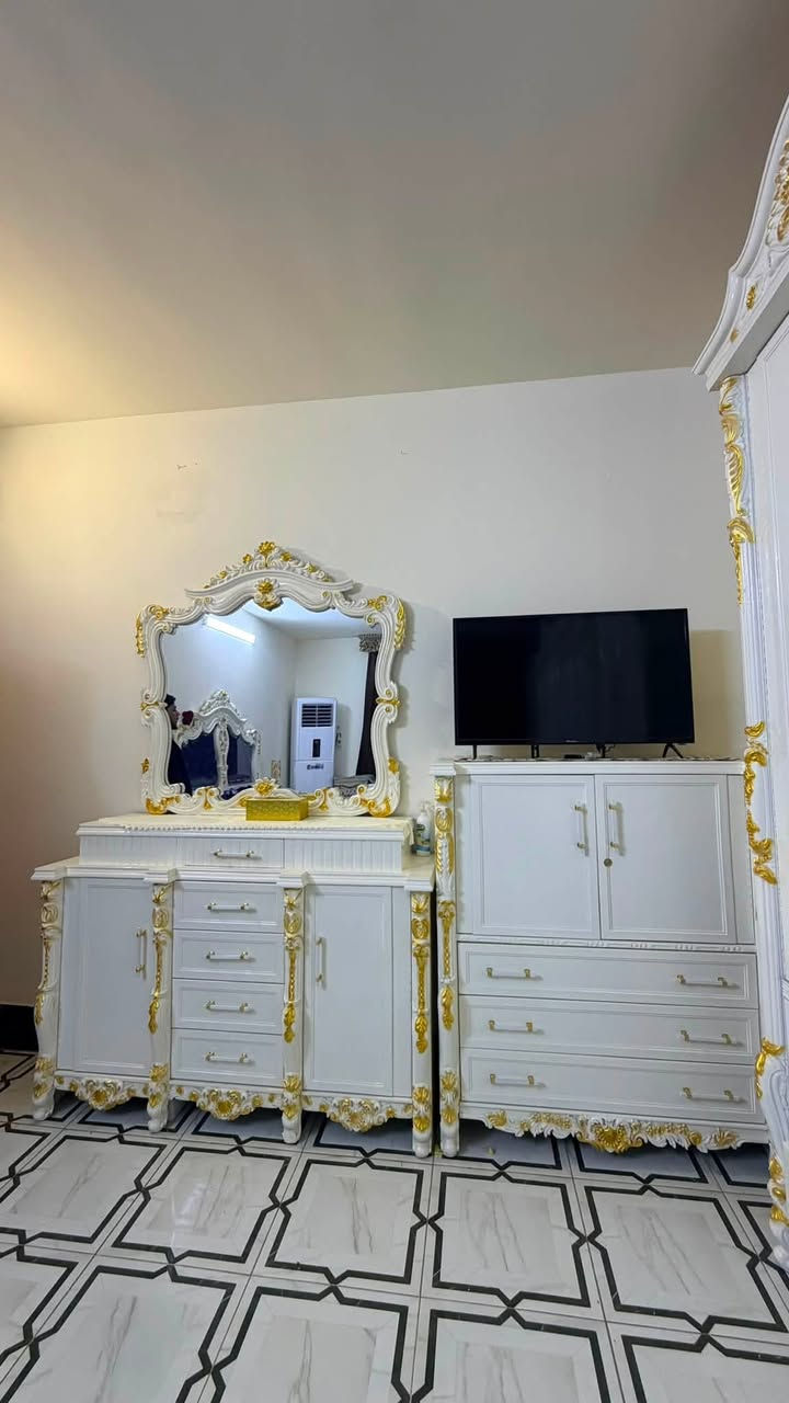 السلام عليكم غرفه نوم خشب حطاطه خشب اطلي صبغ حراري بعده جديده قبل شهر سويته لون ابيض السعر ٢ مليون ونص وبيه مجال مكانه فلوجه حي الرساله رقم الهاتف *********** واتساب وهاتف
