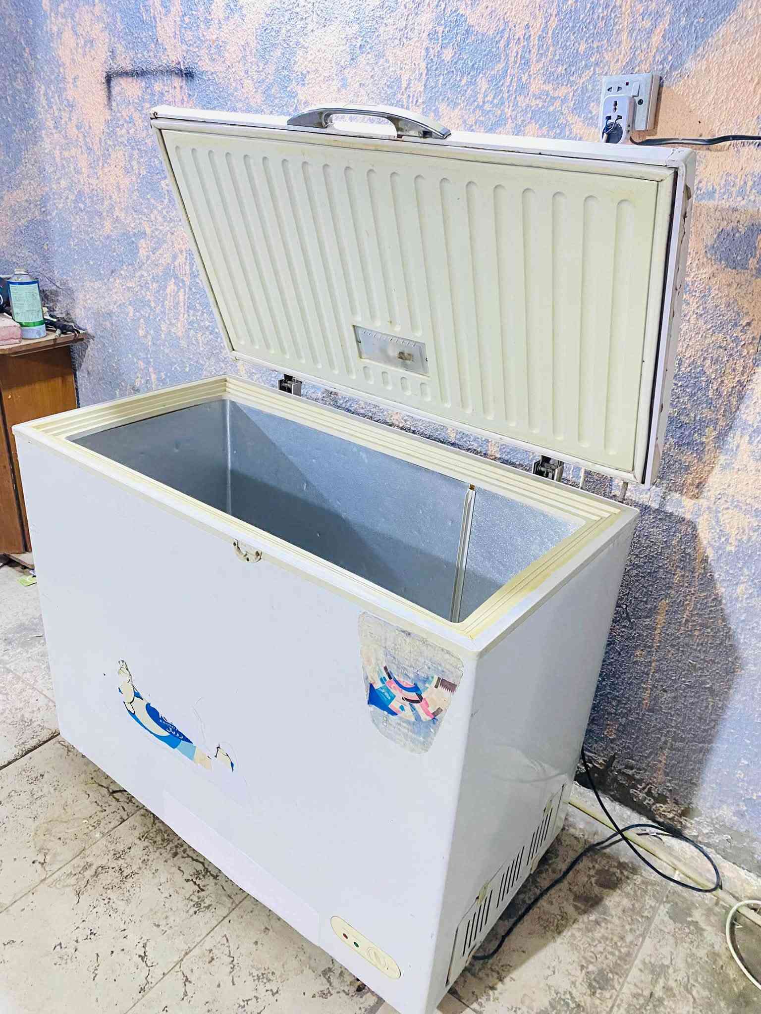 مجمده نضيفه حجم كبير 16 قدم مكانه محاويل  شغاله وعالفحص ضمان عشره ايام سعره 140
