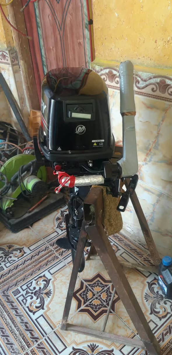 مكينه لبيع جديده مستعمله شهر واحد فقط لسعر  1700 مليون أو سبعميه  رقم*********** بيها مجال ￼￼
