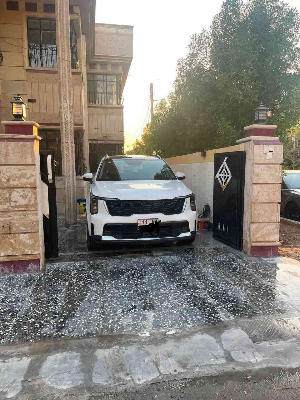 السلام عليكم. بعد التحيه  سياره كيا سورانتو  2025  كفاله عامه عدى طخه صغيره بالصندوق   سياره بانو راما كامرات حساسات  وباقي المواصفات كيلو متر 22 الف  كفله كير محرك  مامفتوح  استلام شركه بالضمان حاليا مكان السياره بغداد الغزاليه السعر 330$ هاتف ***********
