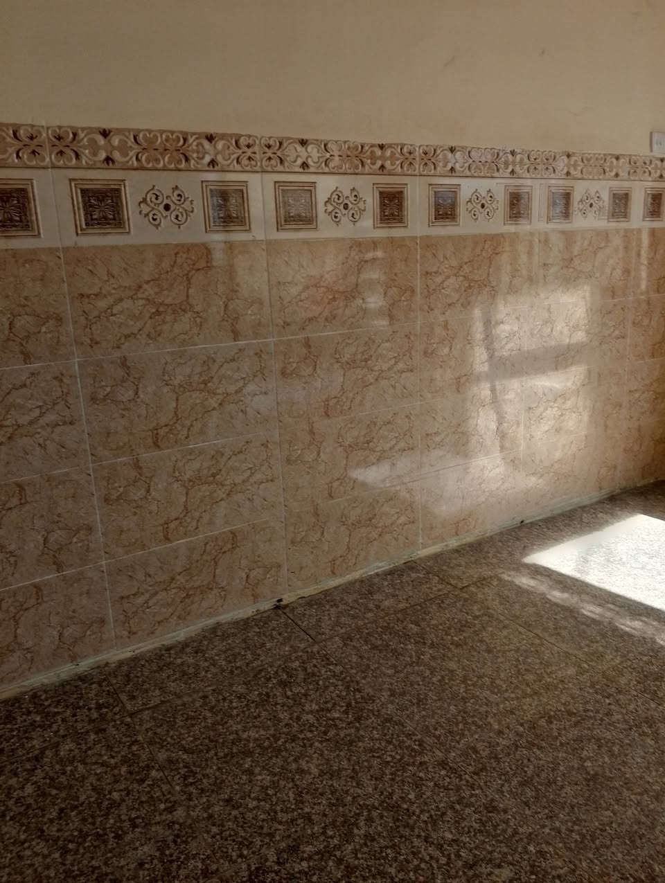 بيع سريع / فرصة شراء ثمينه جدآ السعر 90 مليون 
ملاحظه// البيت فارغ حاليآ جاهز للسكن  الي يشتري يستلم المفاتيح مباشرتا ...

بيت طابقين طابو صرف للبيع السعر 90 مليون   مجاور مستشفى الكفيل حي الغدير قرب المنتزه بشارع مجمع علي الاكبر ( ع  ) موقع جيد جدا المساحة 100 متر يحتوي على ثلاث غرف نوم وصاله ومطبخ فوك ومطبخ جوه وصحيات فوك وصحيات جوه داخلية وصحيات خارجية وهول ومناور وهول فوك البيت  حديث ونظيف جدا  سند طابو صرف تحويل مباشر باسم المشتري للاستفسار ***********
