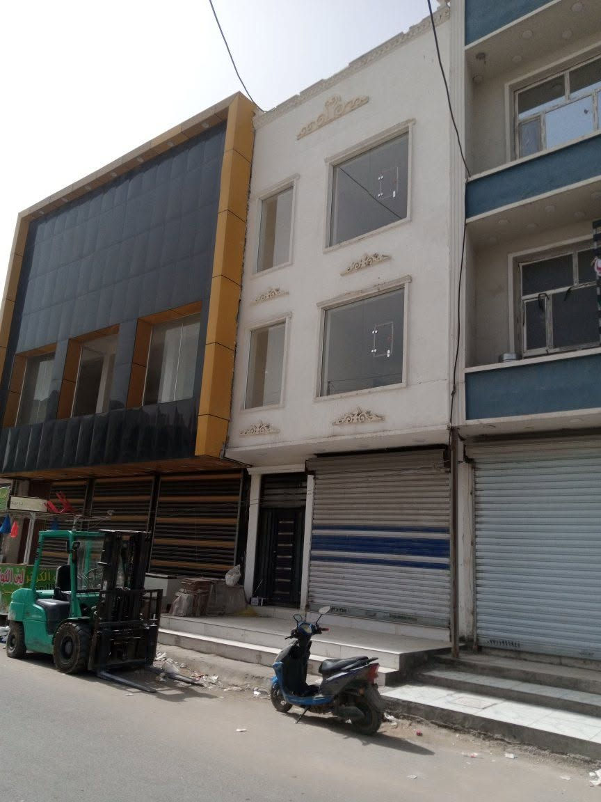 بالوشاش الشارع التجاري مقابل العيادةالشعبية محل 16*5للاي
***********جار

نص مكتوب في الصور:
- مكاتب و عيادات ومحل للايجار وكل طابق شقة ***********