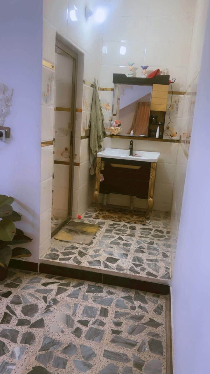 دار للبيع زراعي سند 35 مقابل التأميم النزله الاولى نزله غسل كلاكسي قريب ع الشارع العام تبليط ومجاري ثقيله وانتو بكرامه 
مساحته 180 بناء حديث  غرفتين وصاله ومطبخ وستقبال وصحيات داخليه وخارجيه سعره 75 وبي مجال***********
