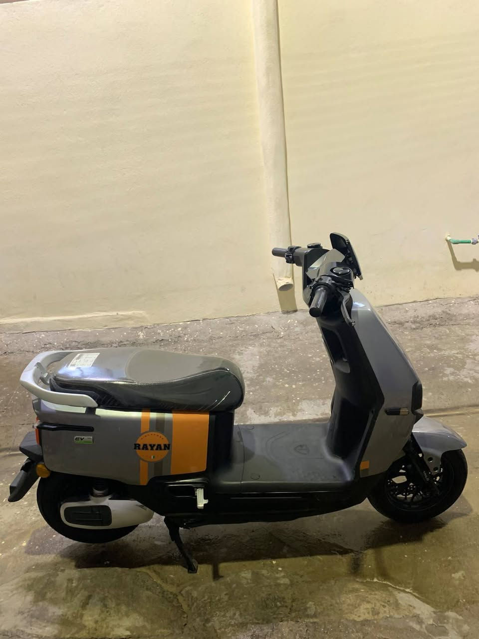 🚛 دراجة شحن ريان – حجم صغير
للبيع دراجة شحن كهربائية نوع ريان من شركة تايلج العالمية، بحالة جيدة ومناسبة للاستخدام اليومي.

🔹 الشاحن الأصلي موجود
🔹 بصمة تشغيل واحد 
🔹 سويج واحد فقط (مفتاح)
🔹 جميع الأضوية شغالة
🔹 حساس سرقة
🔹 نظام R للرجوع إلى الخلف
🔹 السرعة 3 نمرات

📌 ملاحظة: تحتوي الدراجة على خدوش خفيفة جدًا 

💰 السعر:  خاص او اتصال 
***********
بي واتساب
