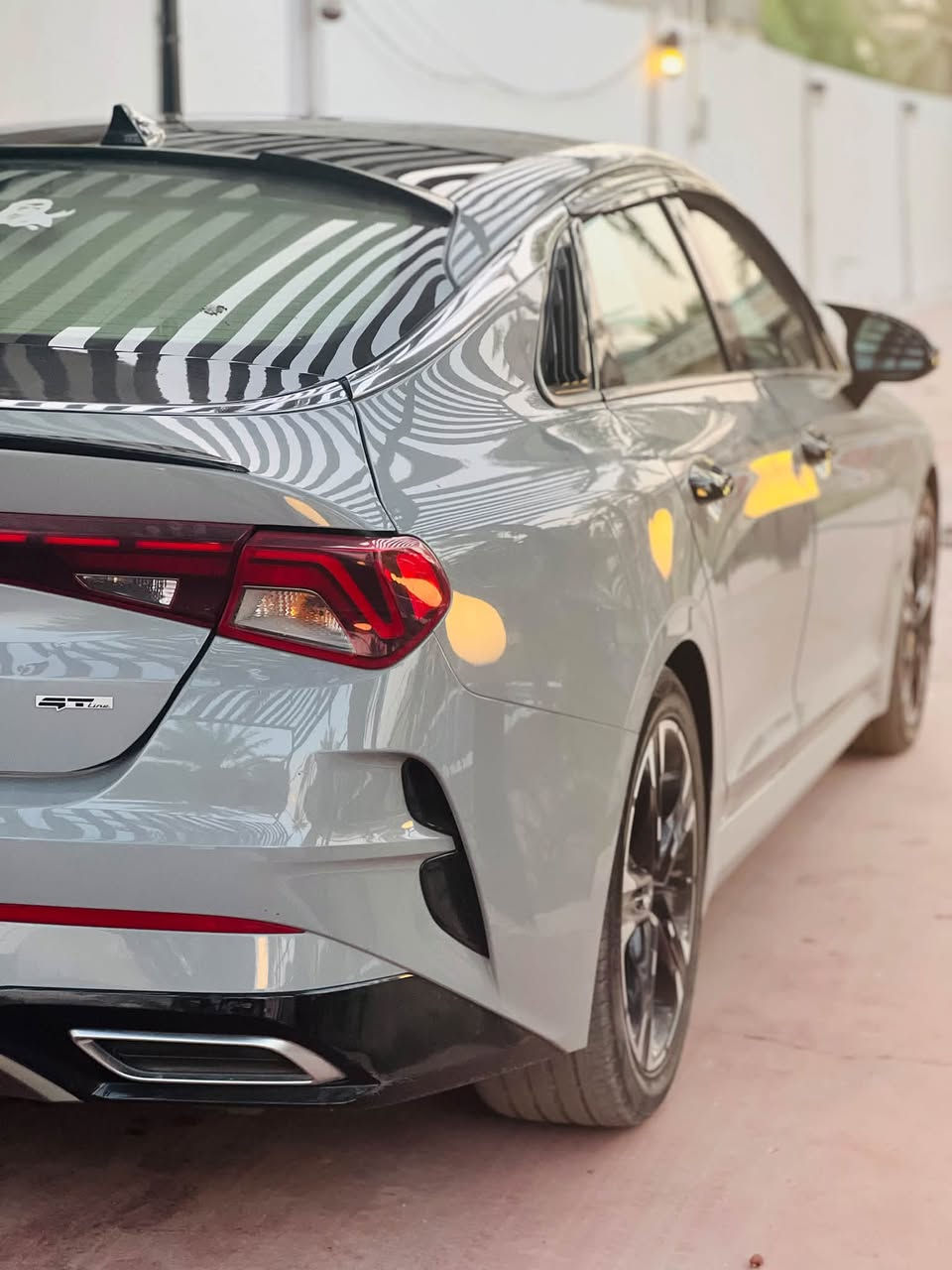 السلام عليكم
K5 2023 GT LINE لون سمنتي للبيع 
محرك 1600 تيربو 
بصمة ابواب وجنطة 
شاشة لمس كامرة دوارة 
كشنات لون احمر مميز 
درايف مود 3 انظمة قيادة 
ردار امامي وخلفي توقف ذاتي 
قيادة آلية تحديد مسار 
شحن لاسلكي 
تدفئة كشنات 
ابل كار بلي 
مانع تزحلق 
لد خلفي 
لد امامي برتقالي 
لايت عدسات زنون 
تشغيل عن بعد 
سيارة هواي بيها مواصفات كلش نضيفة وجديدة وما ناقصها اي برغي استعمالها كلش قليل ماشية 70كيلو مو ميل تخم تاير  تايلندي جديد شاد الها دهن امزويل استخدملها. سيارة بيها صبغ جاملغ امامي وبنيد رقم سليمانيه  تحويل ثاني يوم مباشر . السعر 178$ بيها مجال قليل . 
مكان سيارة واسط الصويرة
***********

