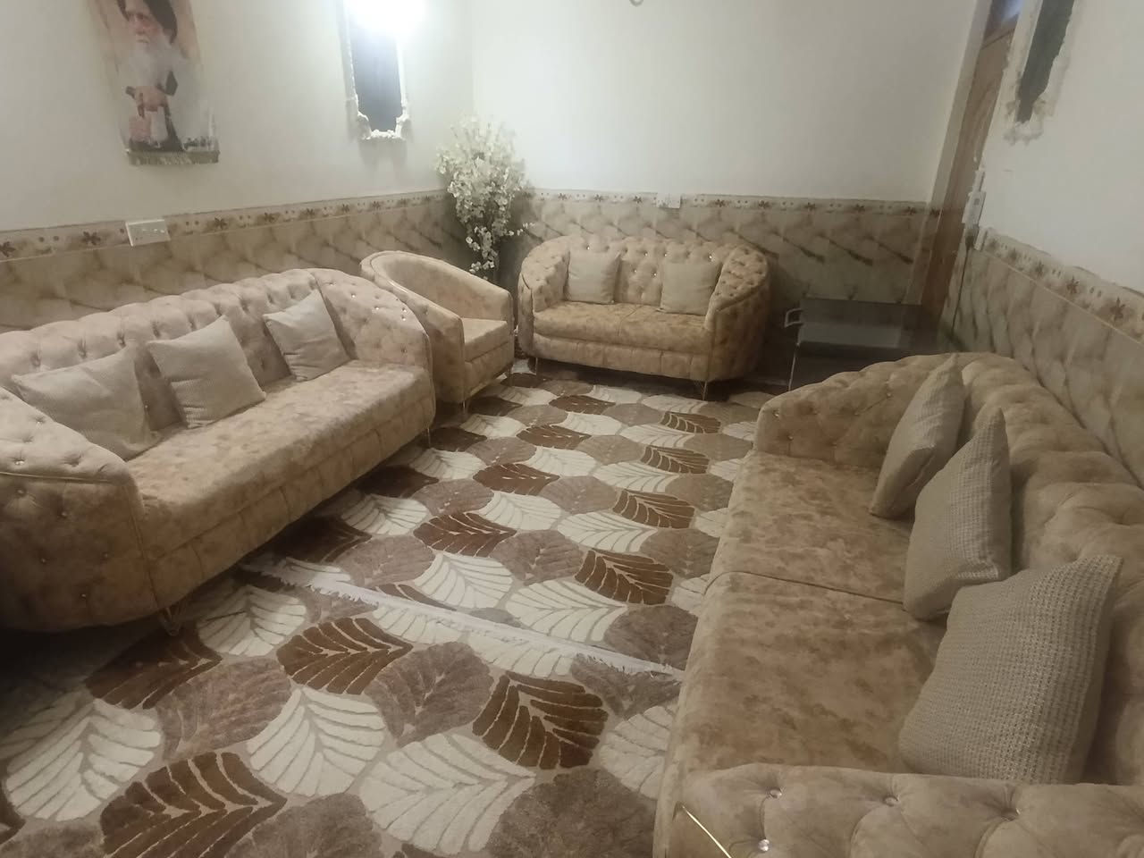 السلام عليكم تخم للبيع نجاره عراقيه درجه أولى نظيف جدآ مابي أي ضرر عدد المقاعد 10 السعر 600 ألف 
***********
