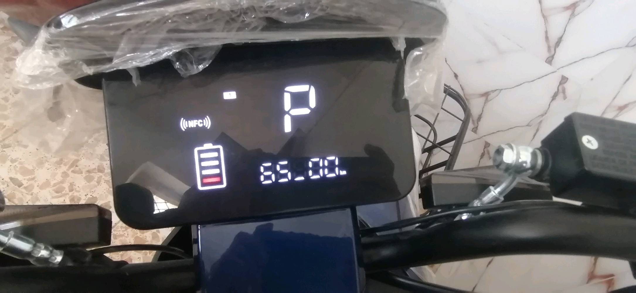 للبيع دراجة شحنR9 جديد كلش 5 بطاريات نضام R رجوع للخلف نضام P البارك 3نمر نضام امان سرقه بيها.. بصمه عدد 2 وكارت عدد 2 وسويج عدد 2 الشحنه الوحده تمشيك 65 الى 70  كيلو شركه الريان الأصلي بيها سله وره وياها ايضن كشن بعدها جديد صارلي يومين من اشتريتها اشتريتها 725 ورايدها 675وبيها مجال الشراي يراسلني خاص عنوان الديوانية قرب منجل علويه موجود ع واتساب 