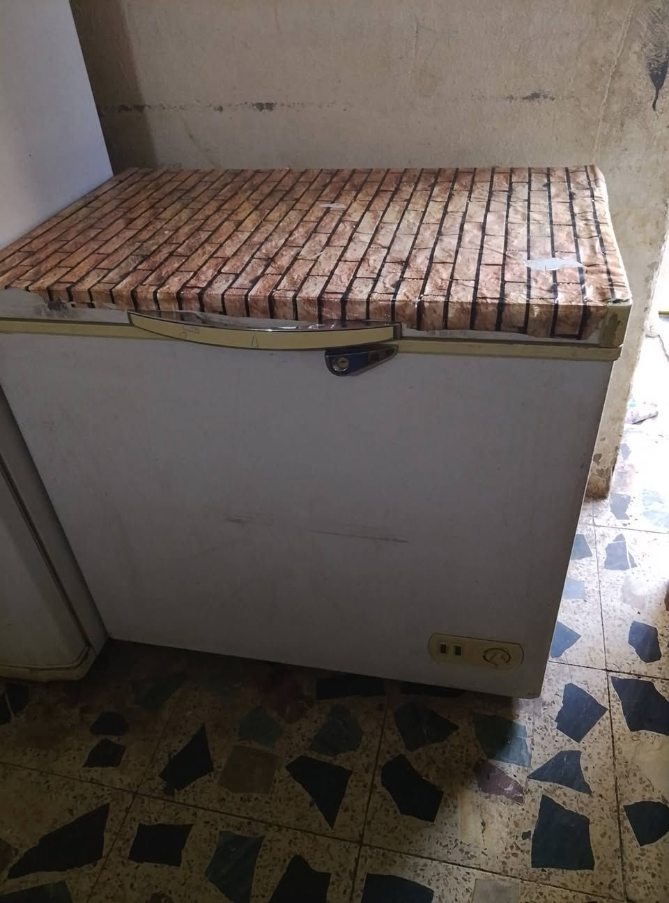 الكاونتر الاحمر مترين ونص والسنك متر ونص سعره 450 تسكام تكمه كاونتر البيجي 275 طباخ كرياز المصري 225 طباخ يونفرينسال مصري 190 طباخ اربع عيون 130 الثلاجه ب 150 والمجمده ب 140 اسعار بيها مجال بسيط مكان بغداد يوجد توصيل كروه داخل بغداد التواصل خاص او على الواتساب ***********
