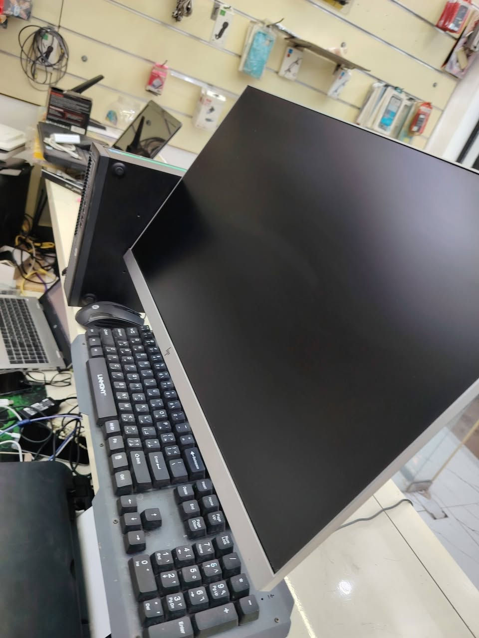 حاسبة للبيع نوع hp
كورi5
الجيل الرابع
رام 10 كيكا
هارد 256 ssd
كرت شاشة داخلي 4كيكا
كيبورد ميكانيكي
ماوس 
حجم شاشه 24 دقة 120هرتز
سعر ٣٠٠ وبيها مجال
مكتب المها للموبايل
المضيق مقابل جامع الخضر والياس
***********

نص مكتوب في الصور:
- About Your PC is monitored and protected. See details in Windows Security Installed RAM 10.0 GB DDR3 Processor Intel(R) Core(TM) i5-4570S CPU @ 2.90GHz 2.90 GHz Graphics Card 113 MB Intel(R) HD Graphics 4600 Storage 238 GB 83 GB of 238 GB used DESKTOP-BH5IVAM Rename this PC Device Specifications Copy Device Name DESKTOP-BH5IVAM Processor Intel(R) Core(TM) i5-4570S CPU @ 2.90GHz 2.90 GHz Installed RAM 10.0 GB (9.89 GB usable) Graphics Card Intel(R) HD Graphics 4600 (113 MB) Storage 238 GB SSD TARGET TS10 256G Device ID E0342AB1-7B87-4665-92B1-CD06D9024B34 Product ID 00330-80000-00000-AA452 System Type 64-bit operating system, x64-based processor Pen and touch No pen or touch input is available for this display Frequently asked questions How does having 8-16 GB of RAM impact my PC's performance? Can I run modern applications smoothly with this RAM capacity? Is my GPU sufficient for high end gaming and video experience? How can having a dedicated GPU enhance my experience and productivity? Am I running the latest version of the Windows OS? What is the latest Windows version?
