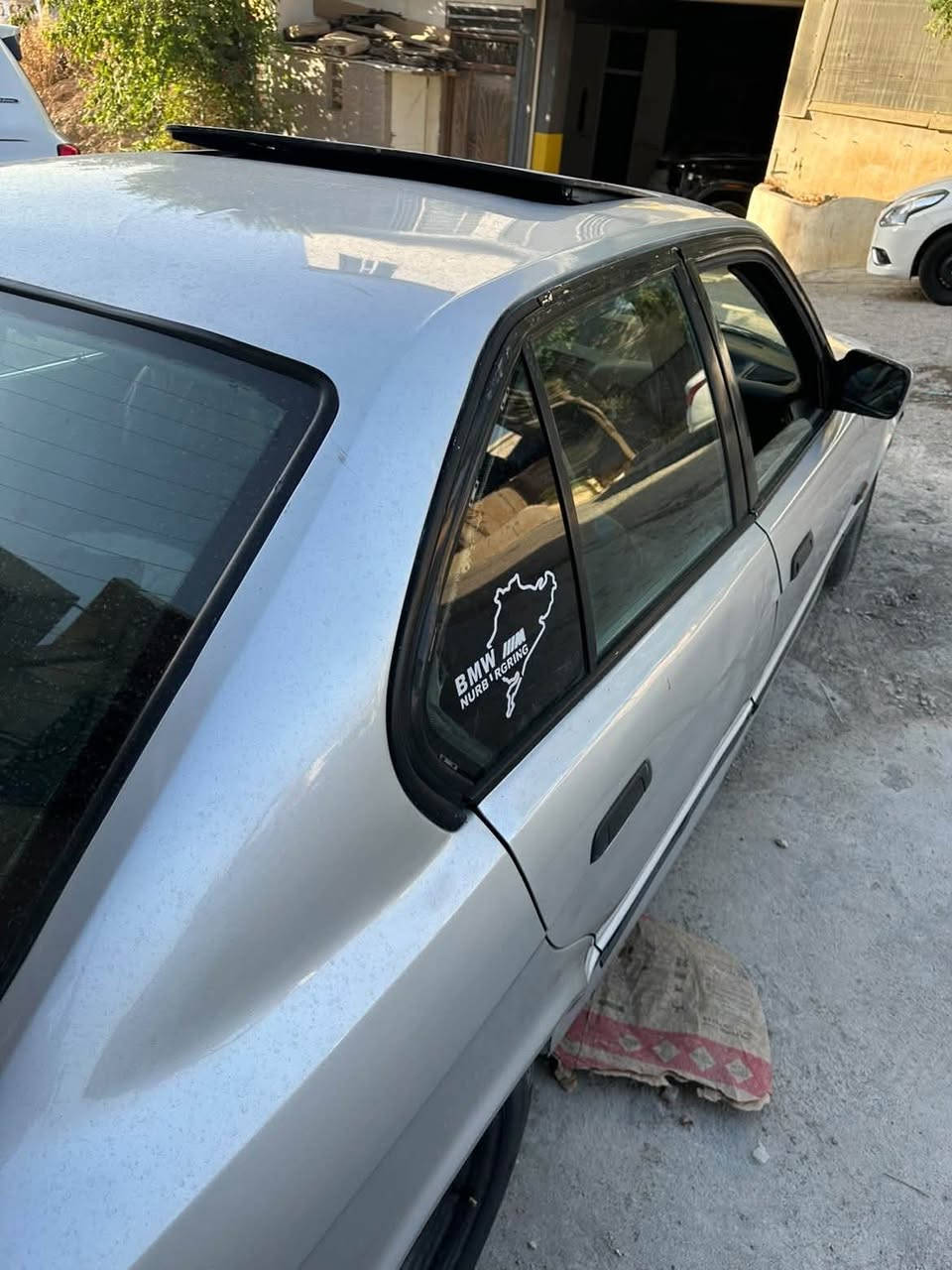 سڵاوی خواتان لێبێت
بیئێم مۆدیل ١٩٩٢
مەكینە ٢٠ كەپس دیجیتاڵ
گێڕ عادی
٢جام كارەبا
دەعامی ئێم
سڵاید
گێڕومەكینە اكسل بەشەرت
ماشاللە قوەتێكی خەیاڵی هەیە
ئاڕمێكی سلێمانی لەگەڵە هەدیەیە
ماشااللە بۆیاغ وهەیكەلی جوانە
سعری ٢٤گەڵاو معامەلەیە برایانە
لە سلێمانیم
