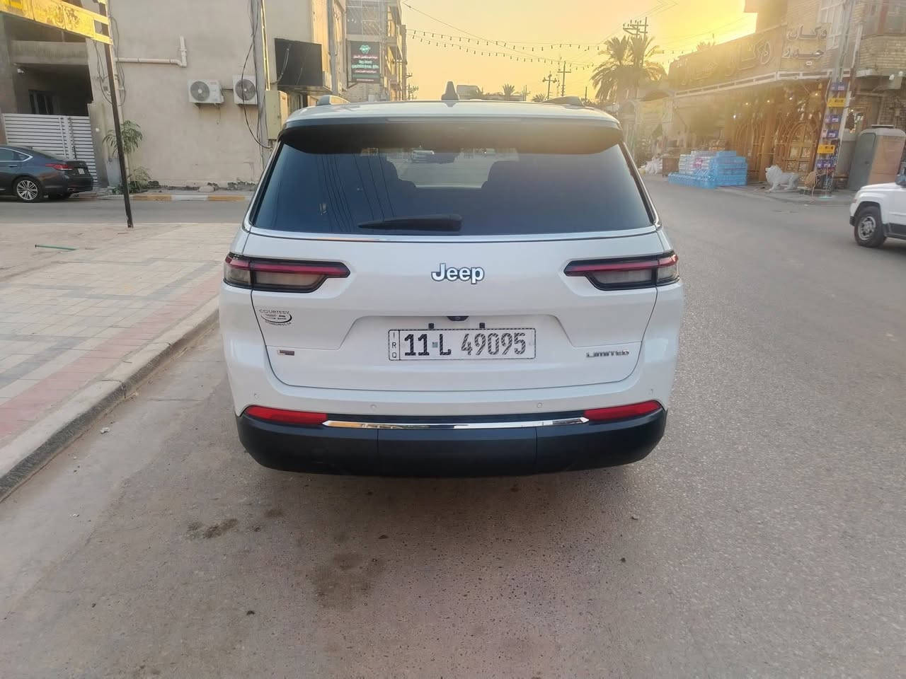 جيب لاريدو موديل 23 فول مواصفات 7 راكب كشنات منفصل سياحي جلد كامرات جانبيه حساسات خلفيفه اماميه رادار كامرات ع كشنات تتحكم صندوك كهرباء بنو راما وبعد هوايه مواصفات الي جانيه يعرفه السعر 310 حادثها جاملغ وبنيد السياره بالعماره *********** مراوس اونقد الي موشراي لايتصل
