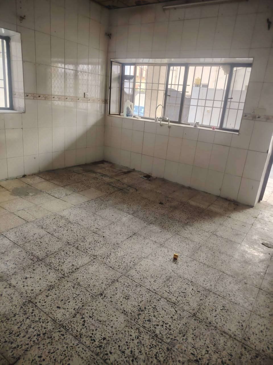 دار للايجار. طريق بغداد
 خلف الجبهه التركمانيه      طابق ارضى
        مساحه ١٥٠ متر  
         يتكون من
    غرفه نوم
    مطبخ
   استقبال
       صحيات  وكراج
           علما المولد ٣ امبير مع الدار
         سعر الإيجار
        قفل   ٣٠٠ الف
    للاستفسار
  *********** واتس
