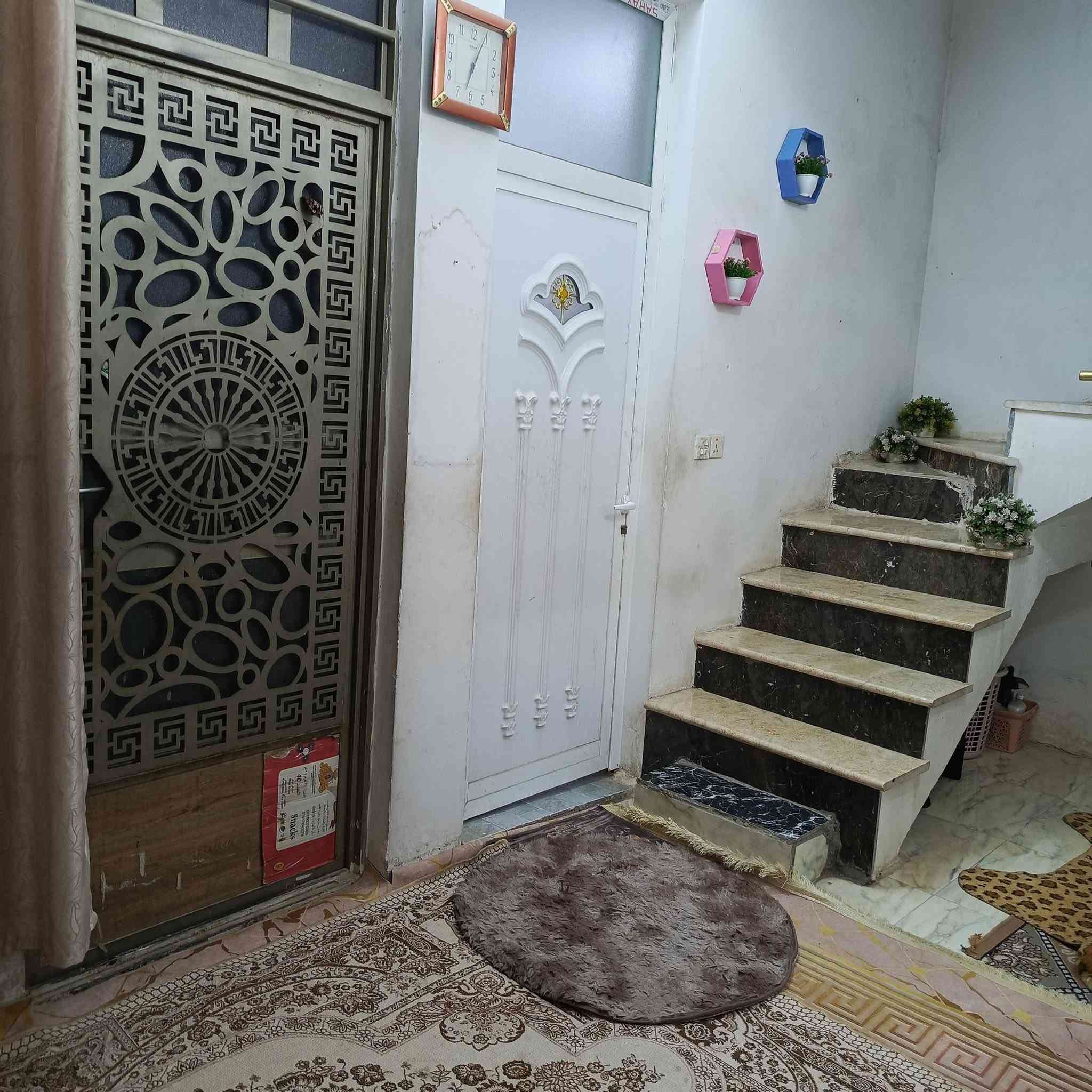 مستعجل على البيع ***********

نص مكتوب في الصور:
- البلديات الضباط الثانية الزراعي شارع عشرين البيت 100م 10x10 استقبال 5ونصx4 غرفة نوم 4x4 مطبخ البارد4x3ونص صالة5ونص الطول الحمام 3x1ونص المطبخ الحار2x1ونص سطح تشتايكر حمام فوك هيكل وانشاء الله