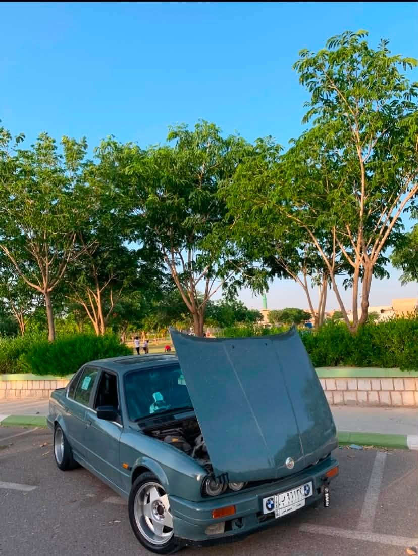 BMW زعرا
مۆدێل. ١٩٩١ 
قفل ئەکسل 
  بۆ جوانی بۆیاخ کراوەتەوە
گێڕ و مەکینەی بەشەرت 
 بێ سەرف بی بوخار 
مەکینە ٥٢٥ یی فەل 
گێر عادی
سەنەوی سەوز 
 شویـــن کەلار 
 
 ژ.م.   ***********
