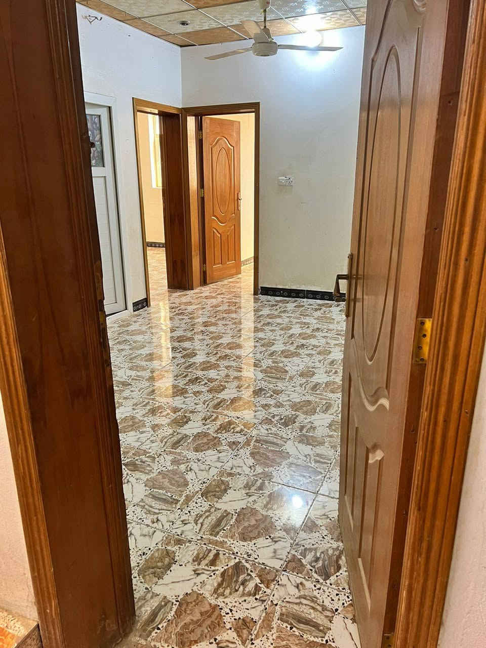 للايجار شقه غرفتين وصاله ومطبخ وحمام سيراميك ابواب خشبيه شبابيك pvc خط مولد تاكي خلاطات أرضية سيراميك سخان سقوف ثانوية 
النجف شريط النصر مهندسين مجاور مدرسة الغدير الأهلية 
 للاستفسار الاتصال على الرقم ***********  
الاجار 275
