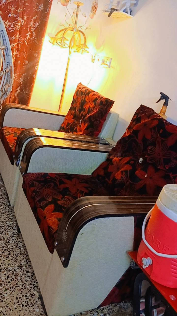 قنفات 8 مقاعد وطبلات عدد 3 بسعر 250 وبيها مجال الشراي يطب خاص او رقم *********** و
