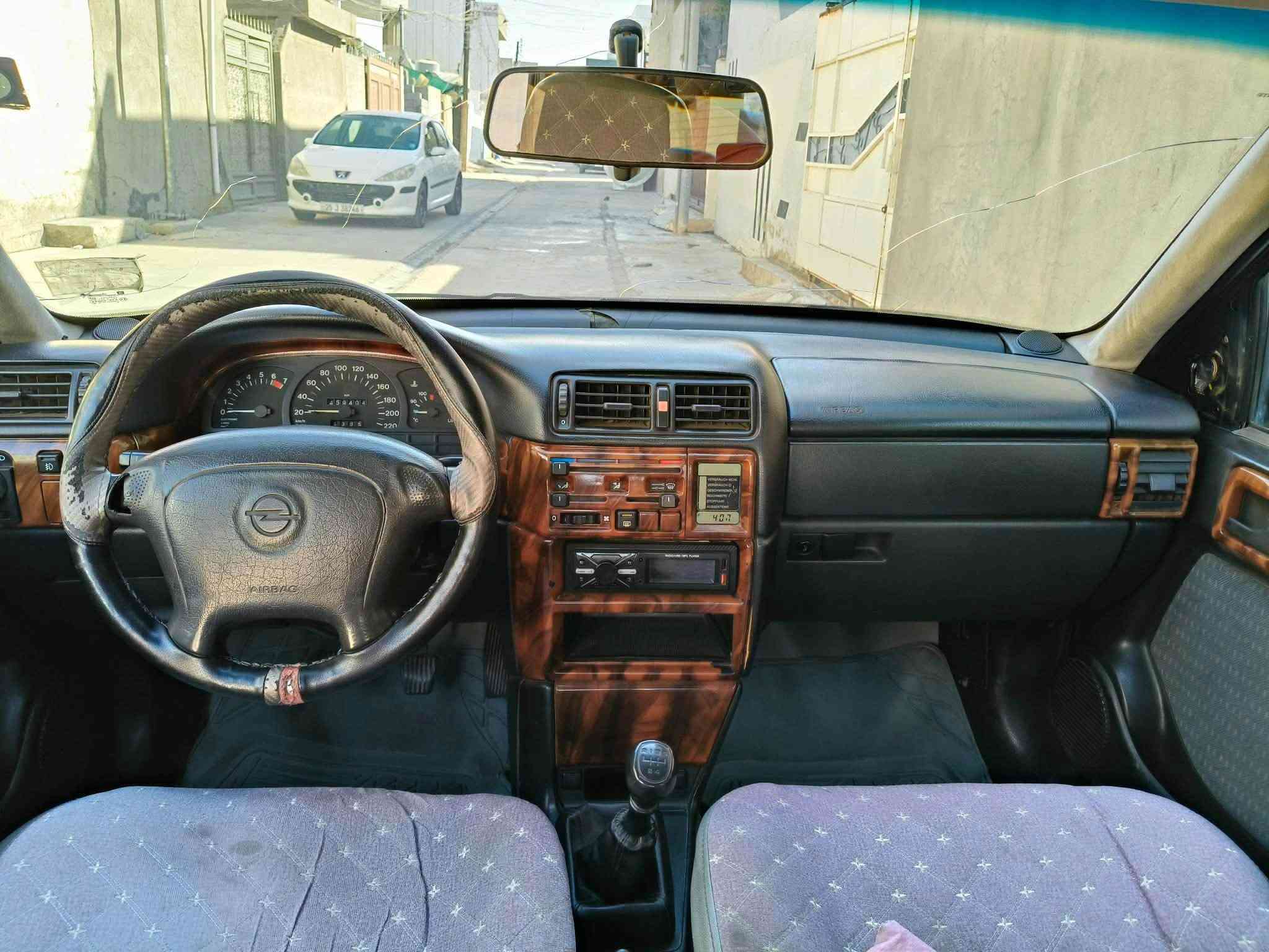 سلام عليكم اوبل فيكترا للبيع موديل 1994مشروع وطني سنويه جديده لحد 2029 راقم جديد سياره بيها جم مكان معجون تصفيه سياره بدون حادص شواصي شرت داخل شرت گيرو محرك مابي سرف بخار حته هلال مابي صبغ شرط تحويل و غرامه قانونيات  سياره 4جام كهرباي سلايت محرك 18گير عادي كوبون بنزين موجوده صدر بشرط سعره 46$ورقه بيها مجال ***********(***********
