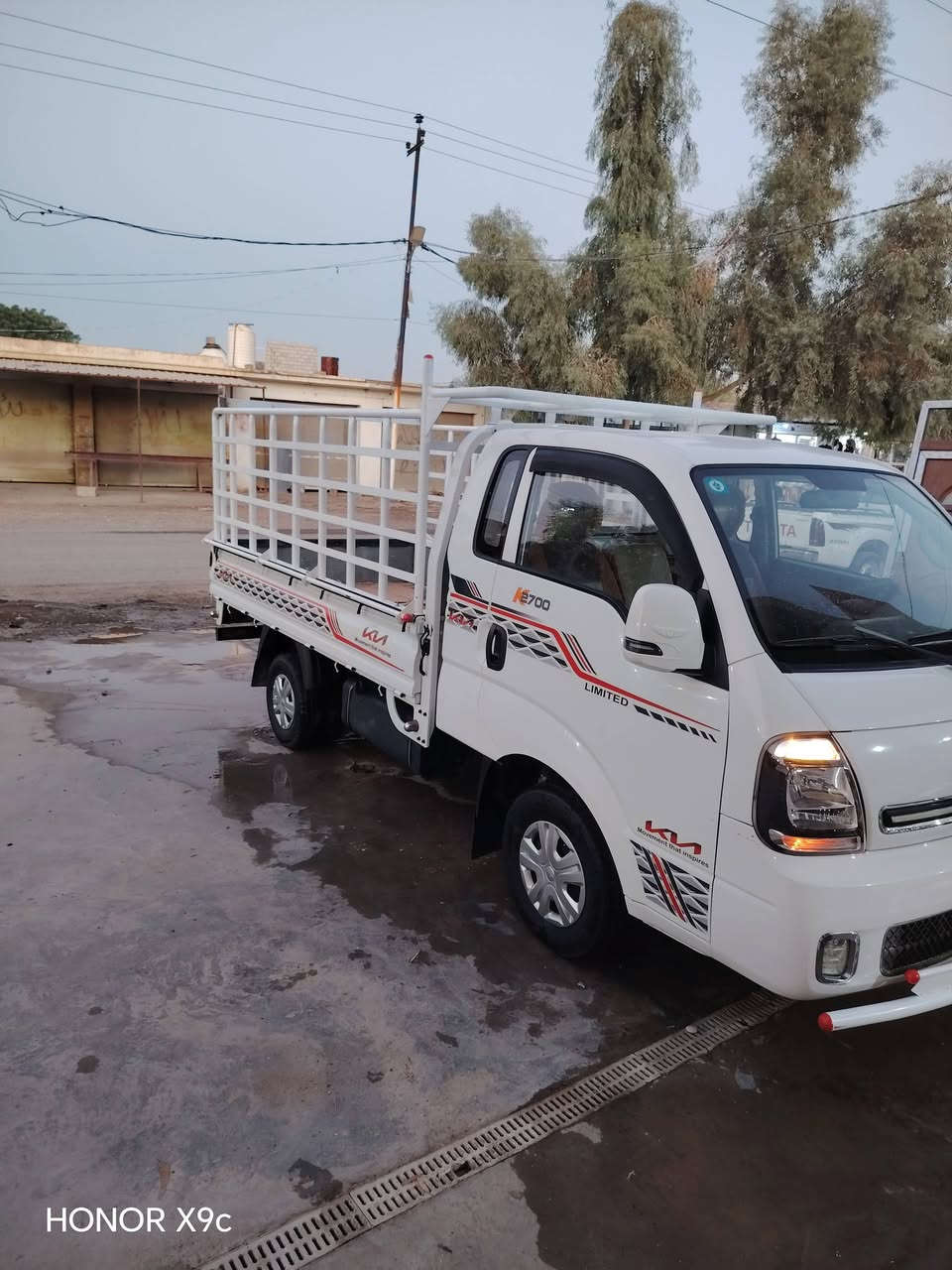 ى كيا بنكو موديل 22 ماشية 65 كامل من كل شي سيارة باسمي  تحويل ثاني يوم مابيهة اي نقص  سعر147 رقم الهاتف ***********

نص مكتوب في الصور:
- HONOR X9c