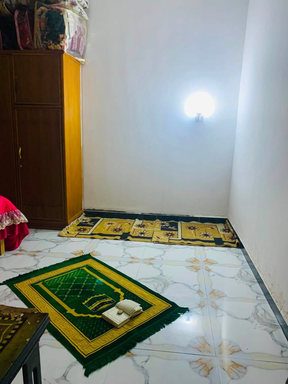 بيت للبيع المساحة 100 متر في المربع الذهبي حي الامام الرضا الفلاحية مجاور للمركز الصحي ومدرسة لبابة 

البيت  طابقين طابو ملك غر مطلوب . 

الطابق الاول : 

استقبال : 4 في 4 

صالة : 5 في 4 

مطبخ : 4 في 4 

غرفة : 5 في 4 

الطابق الثاني نفس التحت باستثناء الاستقبال الفوق  غير كامل . 

بناء حديث ، وكامل من كل الجهات ، وهذا الرقم : 

‭ ‭***********‬
