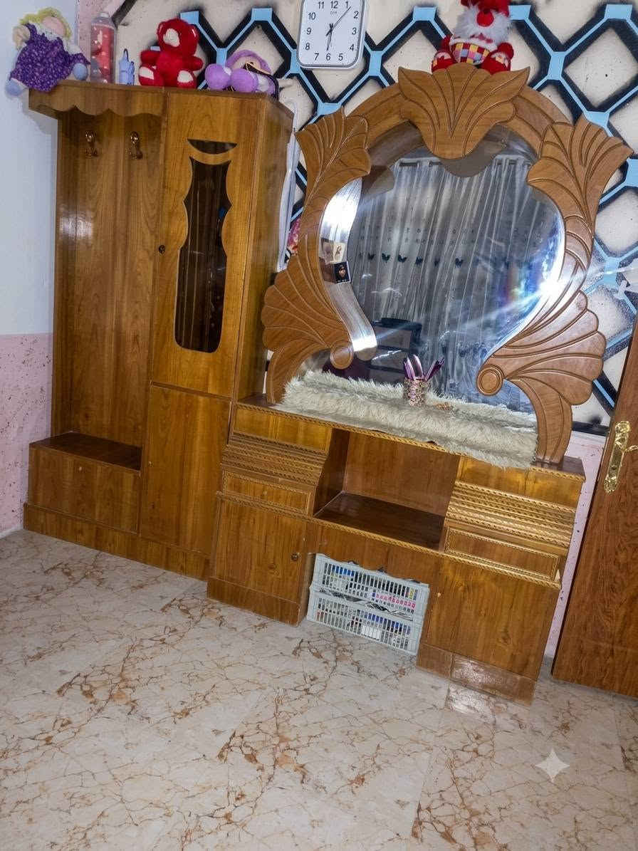 غرفه اخشاب نضيفه نجاره عراقيه مامستخدمه هواي السعر 550 وبيها مجال للتواصل ***********
