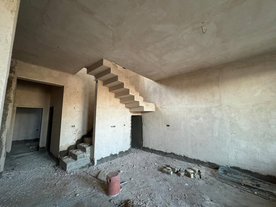 🏠 للبيع دار بمنطقة الـ66 – ملحق النداء
📍 الموقع: خلف شارع 60، بصف الركن على شارع 10
📐 المساحة: 200 متر
🏡 طابق واحد، ملبوخ وكامل

🔹 الدار يتكون من:

* غرفتين
* صالة
* استقبال جبير
* حمام
* مطبخ حار وبارد
* 🌿 حديقة داخلية وحديقة خارجية

💧 واصل مي وكهرباء ومجاري
🔌 شغل المي والمجاري والكهرباء كله بوري دفن
📐 الخريطة والتنفيذ مكتب هندسي
🧱 بناء درجة أولى، طابوق نهروان
🏗️ الكونكريت من الأمير، عيار 350 نيوتن

📍 بصف الركن وعلى شارع 10 وموقع مميز.

💰 البيع من صاحب البيت مباشرة، بدون وسيط.
يرجى التواصل والاستفسار عن السعر  والتفاصيل 
***********
@highlight
