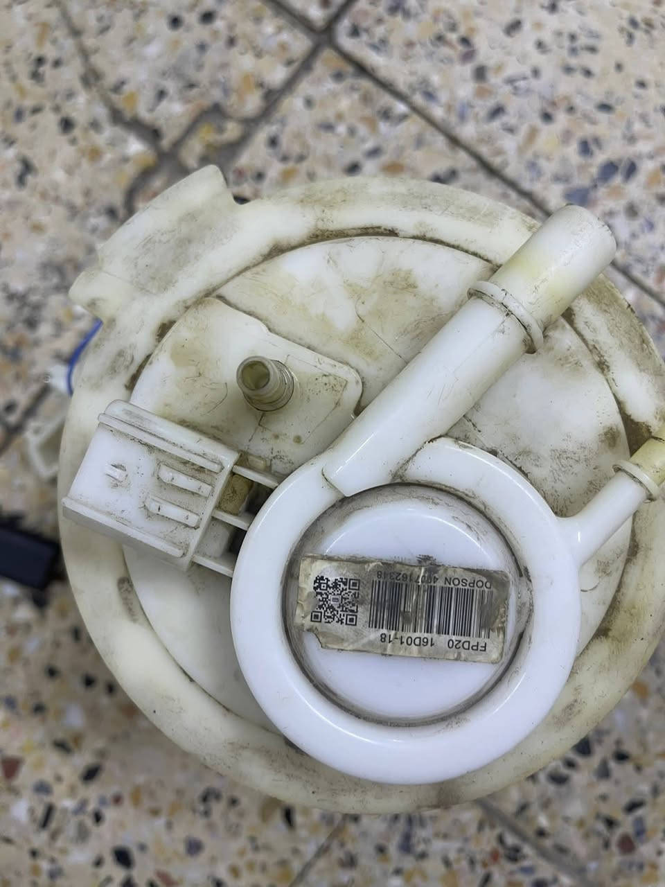 عبوة فيتبم مال كلايسلر c200
محورة بيها فيتبم موبار الاصلي 
شرط ضمان الفحص شغالة ١٠٠٪؜ ترهم على ٤ سلندر محرك ٢٤٠٠ 
السعر 70 الف 
*********** واتساب
