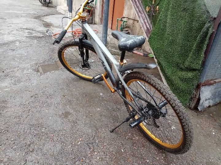 للبيع: دراجة جبلية (بايسكل) EZEL GTR نظيفة جداً 🚴‍♂️✨
الشركة: EZEL

 النوع: GTR

 النمر (السرعات): 8 سرعات خلفية + 1 أمامية

 المواصفات:

 دبلات أمامية شغالّة وناعمة بالمشي

 بريكات (كوابح) أمامية وخلفية شغالّة 100%

 مستخدم قليل جداً ووضعيتها ممتازة

 السعر: 180 ألف دينار (وبيه مجال للشراي الجاد) 💵

 العنوان: بغداد - شارع حيفا 📍

 للتواصل والاستفسار (واتساب أو اتصال): *********** 📞 للبيع: دراجة جبلية (بايسكل) EZEL GTR نظيفة جداً 🚴‍♂️✨
