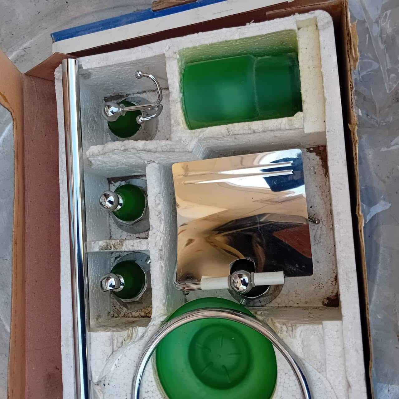 سيت حمام تعلاكه منشفه ومكان كلنس ورف ومال فرش ومعجون اسنان تصفية مخازن ب 5بغداد الجديدة***********
