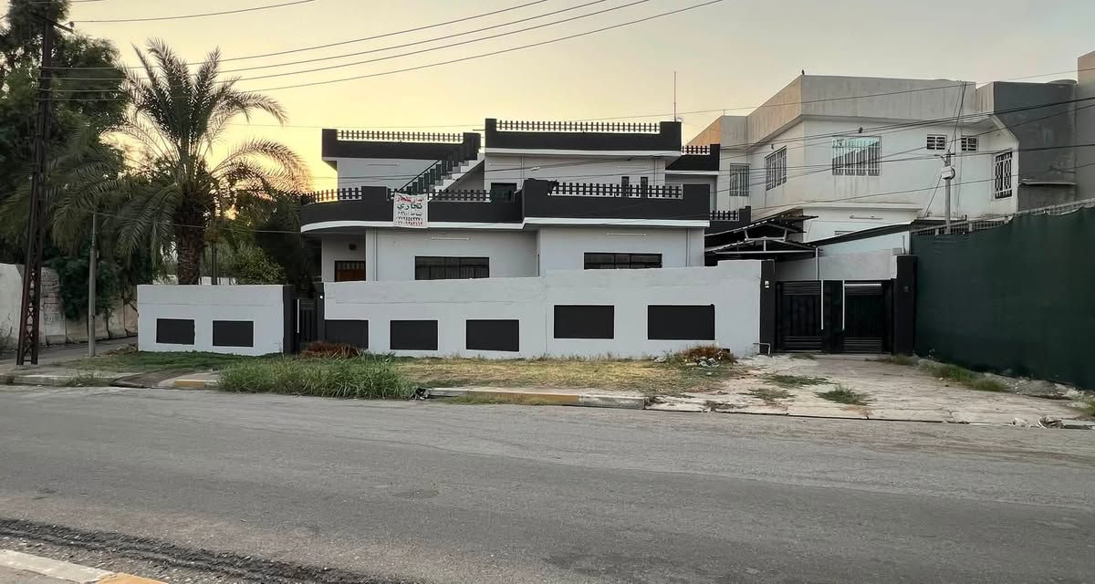 � بيت للإيجار – سكني أو تجاري

📍 الموقع: حي الجامعة – قرب المحافظة القديمة
📐 المساحة: 265 م²
🏢 طابقين
⭐ ركن وعلى سايدين

العقار مناسب للسكن العائلي أو الاستخدام التجاري والمكاتب، بموقع مميز وسهل الوصول.

للاستفسار مراجعة مكتب الصباغ لتجارة العقار
📍 حي البريد – مقابل مطعم أبو ليلى

☎️ ***********
☎️ ***********
