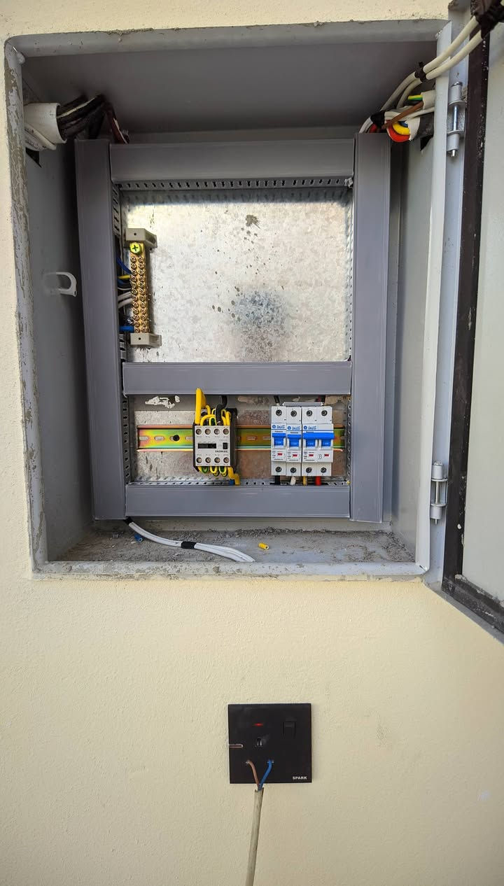 كهربائي منازل👷‍♂️اسعارمناسبه
تأسيس وتنفيذجميع الأعمال الكهربائية
تأسيس كهرباءالمنازل والشقق والمحلات 
سيمز والبواري تواصل على ***********
