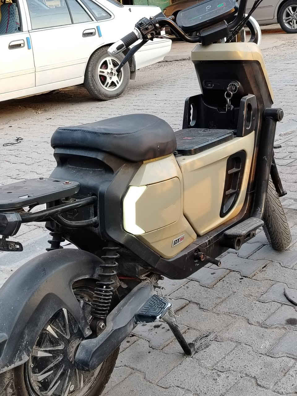 دراجه للبيع فول مواصفات 
بطاريه ليثيوم 40امبير ام الشاشه
ملف 3000 شلعه قويه
دراجه كامله كله شغاله گلوباته وبريكات هايدروليك واشاير يمنه يسره بيه جنطه بالنص للتخزين
لونه حلو مرتب
اتواصل ***********
السعر خاص
