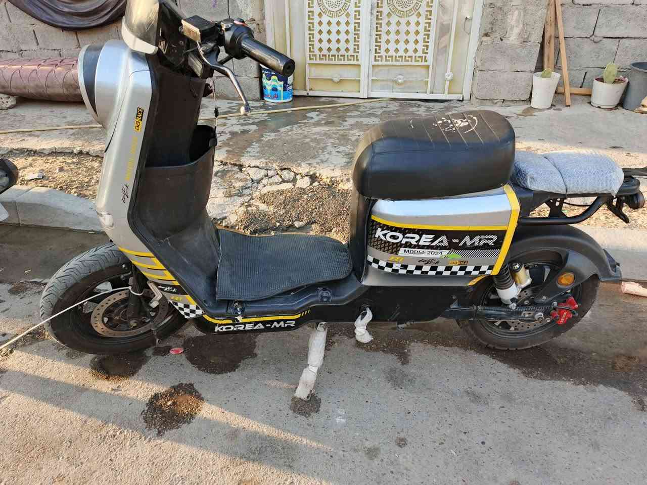 اخوان دراجة كوري موديل24...5 بطاريات60 فولت البطاريات 3 يقرن12 ونص وثنين 11ونص دراجة شغالة بيهه نظام R وبيهه منفذ شحن نقصهه بريك امامي وستان دراجة ابيعهه حديد ب250 مكاني بغداد الأمين الثانية ***********
