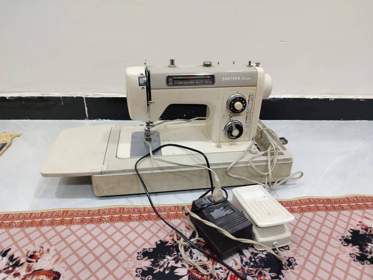 ماكنتي خياطه للبيع  كما في الصورتين مكاني الفيحاء مقابل الميناء في ظهر جامعة المعقل وهذا رقمي *********** وشكرا
