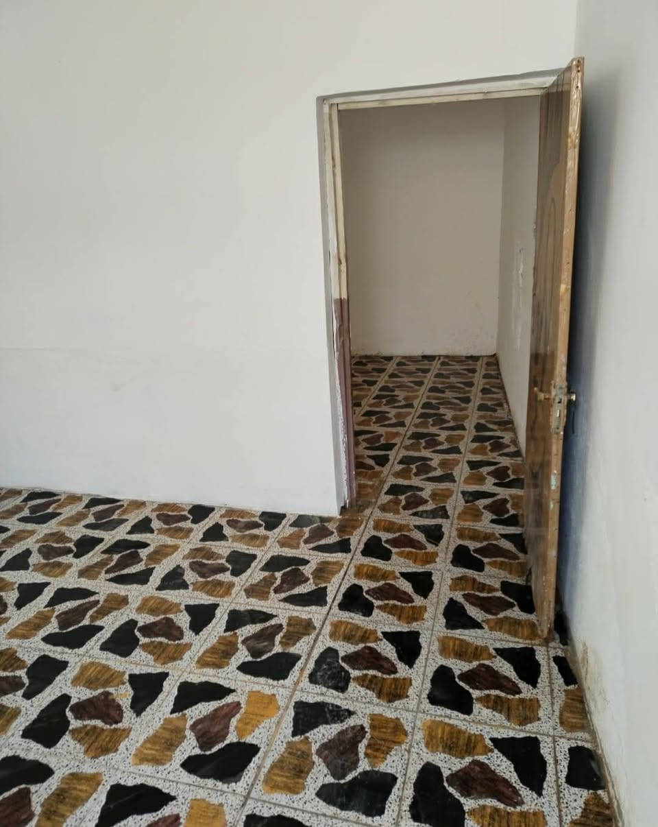 بيت سعره مناسب للي امكانيتهم ضعيفه
ملاحظه البيت عكاده ومايحتوي على غرفه نوم بس ك مكان مكانه حلو وقريب من الشارع مال الحر العام
التفاصيل:
 بيت50متر طاابق واحد بلوك عكاده مكانه الحر الصغير شارع المستوصف 
يبعد عن الشارع العام فقط150متر
عرض شارعه5 متر
السعر 25 قابل لتفاوض
ارجو التواصل واتساب سيتم تحويلك هنالك لراعي الملك مباشر
***********
