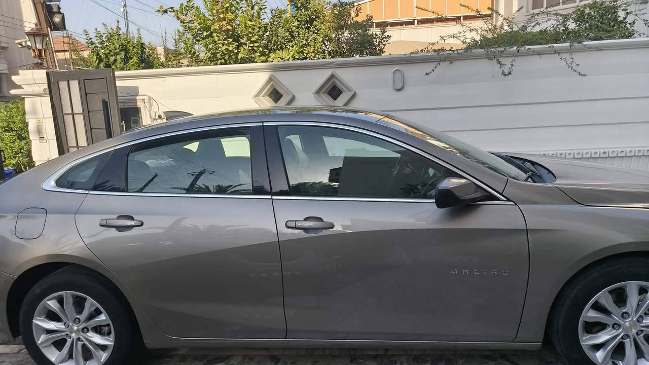 السلام عليكم ماليبو ٢٠٢٥ وارد امريكي بيه ضربه جاملغ وبنيد بدون ايرباك بدون دواخل بيها جاملغ صفحه السائق بارد  السياره ماشيه ٤٥ الف هزه سنويه لوحات كله جديد رقم اربيل بأسمي مواصفات Lt  كير محرك صدر تبريد كله ع وضع الشركه سياره مناقصها كلشي السياره احلى من الصور السعر ١١ الف دولار قفل دفتر و١٠ بيع فقط ماراوس محتاج نقد السياره صارت عليه ١٢٥ قبل شهرين مكاني بغداد المنصور ‏‪***********‬‏
