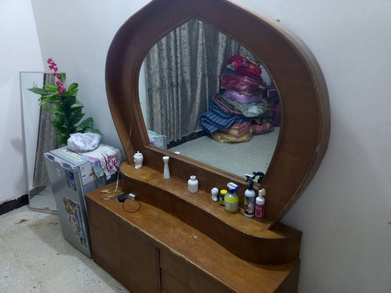 سلام عليكم غرفه نوم البيع نضيفه
السعر400 وبيهه مجال مكاني الرائسه مال عبيدي شارع20
***********واتساب
