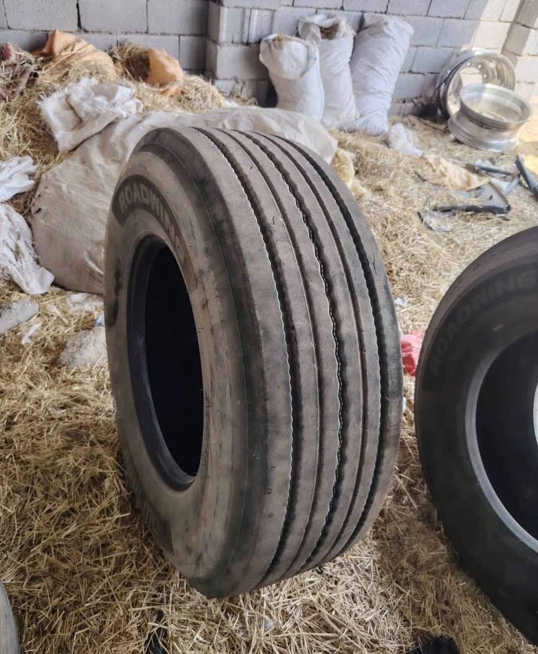 سلام عليكم تايرات 22ونص 315رايحات درب واحد للبصره جدد عل فحص سعرهن 450كلهن رقمي ***********
