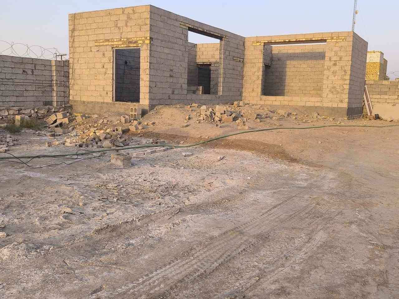 سلام عليكم قطعه طابو زراعي سند 25مساحته 1300متر مداور اسهم بسم المشتري مكانه حي المنصور الفلكه مال اليمام الحمزه عليه تنزل تبعد عن شارع 300مسيجه بلوك بيه مشتمل مامكمل باقي هيكل ماء كهرباء بيه لاستفسار عله رقم ***********
