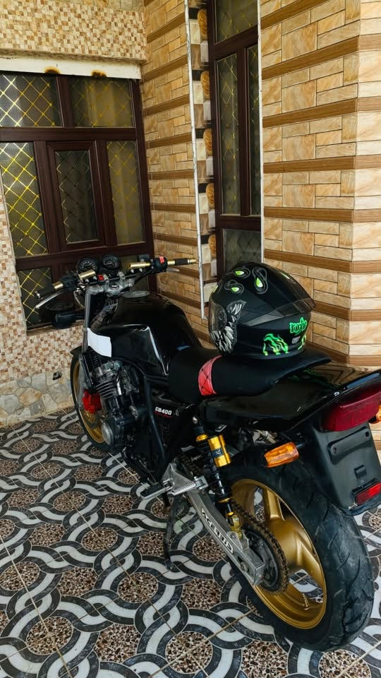 السلام عليكم
سيبي 400 جيل اول 16ولف 

اوراق كامله مو كلك 

كهربائيات كله شغاله 

محرك لاتبخير ولا تنقيص شلعه ومعدل خير من الله 

نواقص فقط عداد مال دشبول واير كيلو متر وبريك امامي يحتاج تنفيس ودسكات 

ترهم مراوس حسب القناعه سعر خاص والموشراي لايطبلي بس يسئل وذا متعرف بيهن هم لاطب واني خادم 

***********
