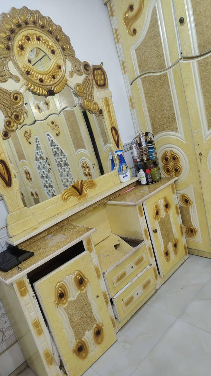 السلام عليكم غرفه اخشاب عراقي كامله مع الملحقات جديده نظيفه مستخدم شي قليل تقريباً سنه  الهاتف : ***********
