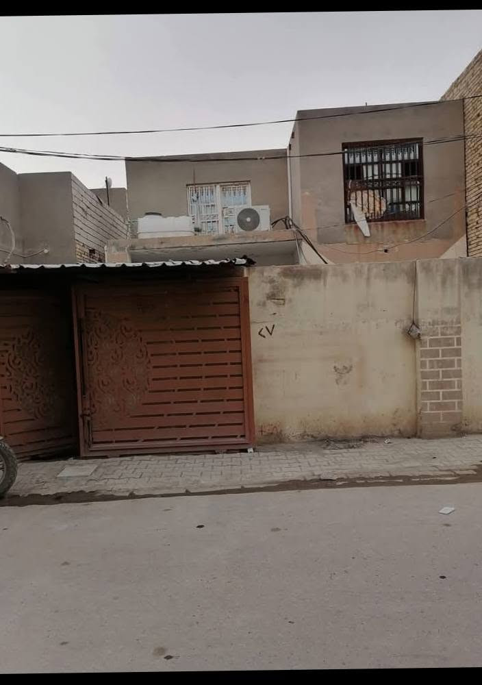 دار للبيع المساحه 225 
الطابق الاول يتكون من غرفتين وصالة واستقبال ومطبخ وصحيات داخلية وخارجية وكراج وحديقة 
والطابق الثاني يتكون من غرفتين 
العنوان شارع 30 بالقرب من مستوصف الصدر الثالث 
للتواصل ***********
