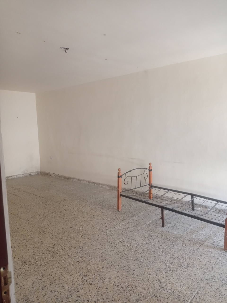 السلام عليكم بيت للايجار بنهايه النواب بقرب المستوصف استقبال وثنين نوم ومطبخ وملحقات طابق ارضي ايجاره 450وبي مجال للتواصل ***********
