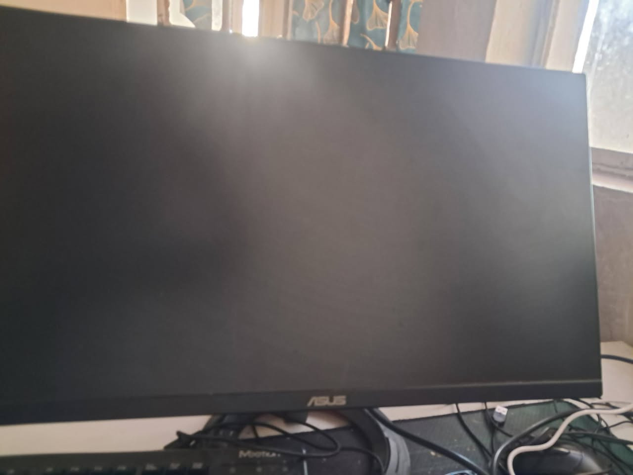 الشاشة هي ASUS TUF Gaming VG249Q1R.
المواصفات
🖥️ الحجم: 23.8 بوصة
📐 الدقة: 1920×1080 (Full HD)
⚡ التردد: حتى 165Hz
⏱️ الاستجابة: 1ms MPRT
🎨 اللوحة: IPS
🔄 FreeSync Premium: نعم
🔌 المنافذ: DisplayPort + HDMI
🔊 السماعات: مدمجة 2×2W
🎮 مناسبة جدًا للألعاب مثل FiveM وGTA V وPUBG
📅 تاريخ التصنيع الظاهر بالصورة: يونيو 2023 
 سعر 175
العنوان بغداد مدينه الصدر
رقم***********
