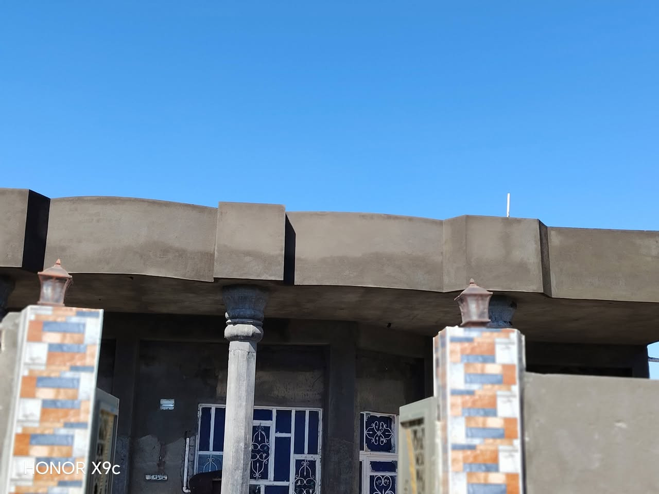 خلفه لبخ وجص وبياض واسعار مناسبه اتصل وتدلل ***********

نص مكتوب في الصور:
- HONOR X9c