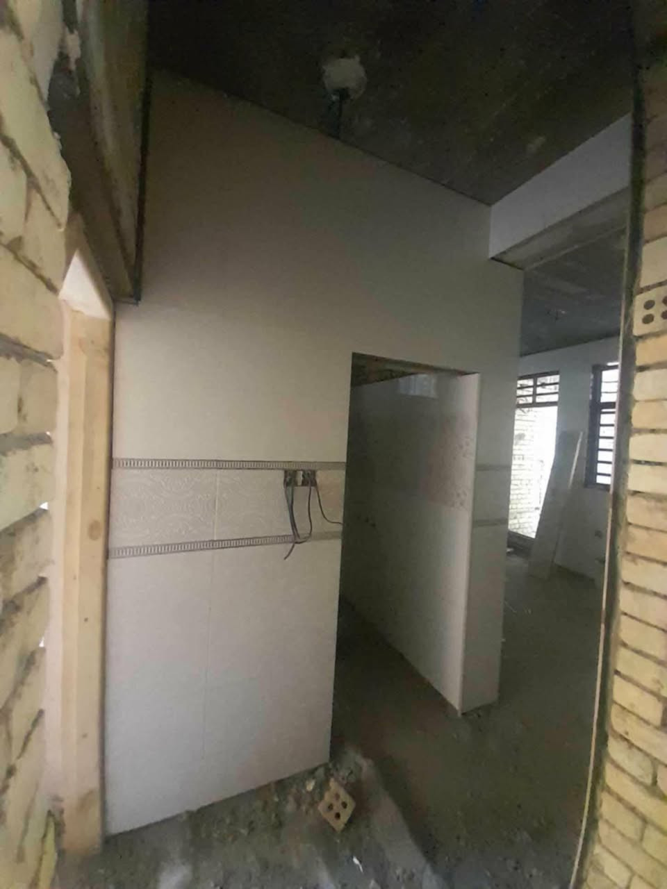 ..

لمبلغ دفعات مع
 مراحل انجاز  العمل..
باشراف كادر هندسي متخصص ذو خبرة في مجال التصميم والتنفيذ.
بغداد الكرخ قرب ساحه اللقاء 

 /للاتصال

  ***********  ( ابو جعفر ) 
متوفر واتساب
                   

مواصفات البناء:

١- تنظيف الارض بالكامل وقشط التربه حسب المنسوب .
٢- فرش طبقه من السبيس مع الحدل الجيد بحادله 13 طن ورش مبيد حشري (كلوردين )
٣- تاسيس مجاري PVC 10 بار مسلح والتنفيذ بطرق هندسيه
٤- تسليح الرفت بشيش f f حصيرتين ابعاد 25x25 وجسور على جميع الاضلاع
٥- صب رفت بسمك 40 سم باستخدام سمنت مقاوم للاملاح مع حصو مكسر ورمل فحص درجه اولى 
٦- صب بتلو وتسقيط الخريطه 
٧- بناء الطابق الأرضي بالطابوق الجمهوري درجه اولى خالي من الاملاح بنسبة 75% ارتفاع البناء 3.2 م 
٨- صب الجسور بارتفاع 30 سم 
٩- تسليح السقف بالشيش ff 
١٠- مد شبكات الكهرباء والجكشنات  وتاسيس شبكه للستلايت دفن
١١- صب السقف بارتفاع 20 سم 
١٢- عمل الطابق الاول بنفس المواصفات الطابق الارضي 
١٣- تاسيس الماء بثلاث خطوط بوري PVC مسلح
١٤- تاسيس انابيب السبالت وانابيب التقطير 
١٥- تنظيف موقع العمل بالكامل وعمل شتايكر السقف مع فلين مضغوط درجه اولى 
١٦- القيام باعمال اللبخ للستائر والمناور مع النثر 
١٧- القيام باعمال البياض للجدران الداخلية درجه اولى

١٨- تغليف جدران الحمامات والمطبخ بالسيراميك وحسب اختيار صاحب الدار 
١٩- محجر للسلالم حديد درجه اولى 
٢٠- تغليف الارضيه كاشي عراقي او بورسلين ايراني 
٢١- عمل ازاره سيراميك ايراني وحسب اختيار صاحب الدار
٢٢- ابواب داخليه خشب عراقي
٢٣_ شبابيك حديد والنقشه حسب اختيار صاحب الدار 
٢٤- باب خارجي تفصال 
٢٥- باب الحمامات PVC
٢٦- الواجهه نثر وتطعيم حجر (قرض) مع عمل كوبلنات للابواب والشبابيك .

نص مكتوب في الصور:
- السوق المفتوح
- opensooq