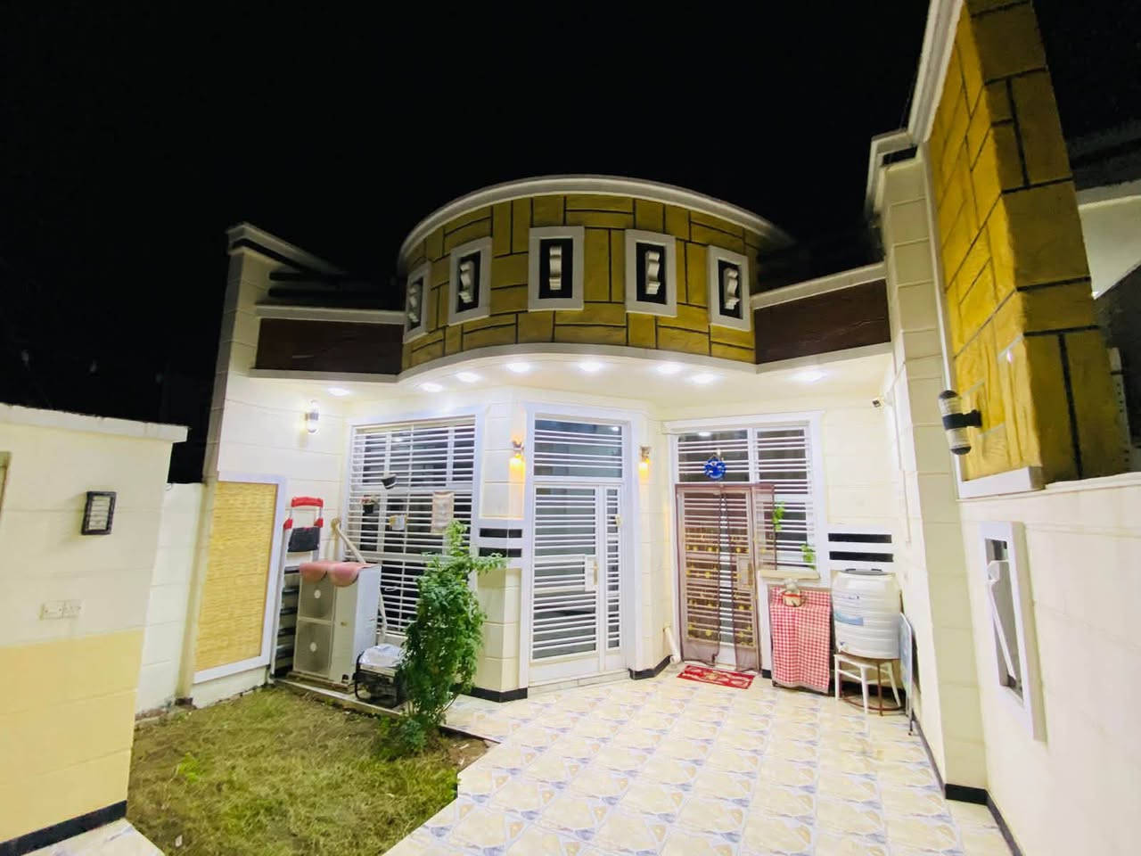 السلام عليكم
دار سكن للبيع طابو زراعي البستان 

شارع ابوكمال #بناء جديد ( ٢٠٢٤ )

#مساحة الدار / ٢٠٠متر الوجه ٦متر و٧٥س

والنزال / ٢٨ متر  خارطة الدار جداً مرتبة

كاونتر تفصال جديد هدية مع الدار 

#طابق واحديتكون من 

1-استقبال
2-مطبخ
3-صاله
4-غرف نوم عدد 2
5-صحيات عدد 2
6-مخازن عدد2 

للاستفسار اكثر الاتصال على الأرقام التالية 

📞***********
