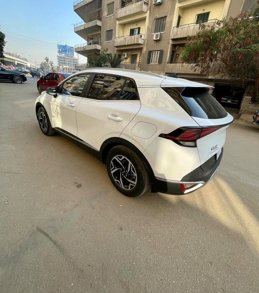 للبيع كيا سبورتج 2024 وارد امريكي ⚪  
اللون: ابيض لؤلؤي  
الممشى: ماشية قليل جداً  
الفئة: X-Line / X-Pro فول مواصفات  
المحرك: 1600 تيربو  
ناقل الحركة: اوتوماتيك 8 سرعات  

مميزات السيارة:
مكفولة 100%: بدون حادث، بدون صبغ، بدون تبديل
تبريد دبل قطعتين ثلج ❄️
شاشة كبيرة + ابل كاربلاي + اندرويد اوتو
كاميرا 360 وحساسات امامي خلفي
رادار + تحديد مسار + مانع تصادم
بصمة + تشغيل عن بعد + سقف بانوراما
كشن جلد + تدفئة وتبريد كراسي
جنطة كهربائية
تايرات وبطارية جدد

الحالة: السيارة بيتية ونظيفة جداً، جاهزة للفحص بأي مكان  
السعر200ً وقابل للتفاوض بالمعقول  
المكان: بغداد  
الصور: صور حقيقية للسيارة موجودة تحت 👇

للاستفسار: ***********  
واتساب: ***********

---
