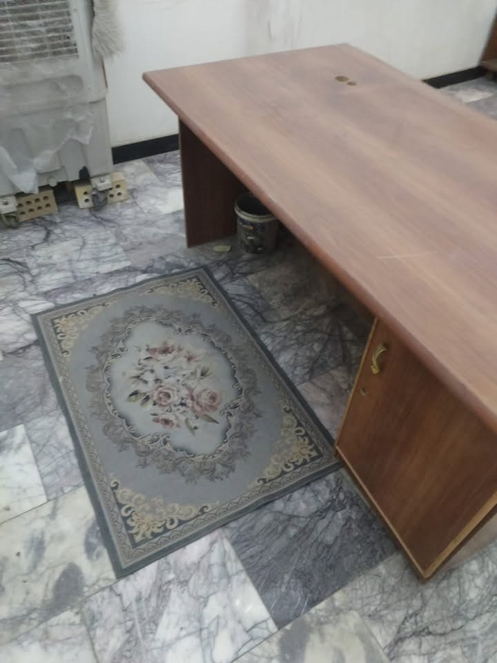 ميز نضيف • مناسب للمكاتب • مكاني حلة