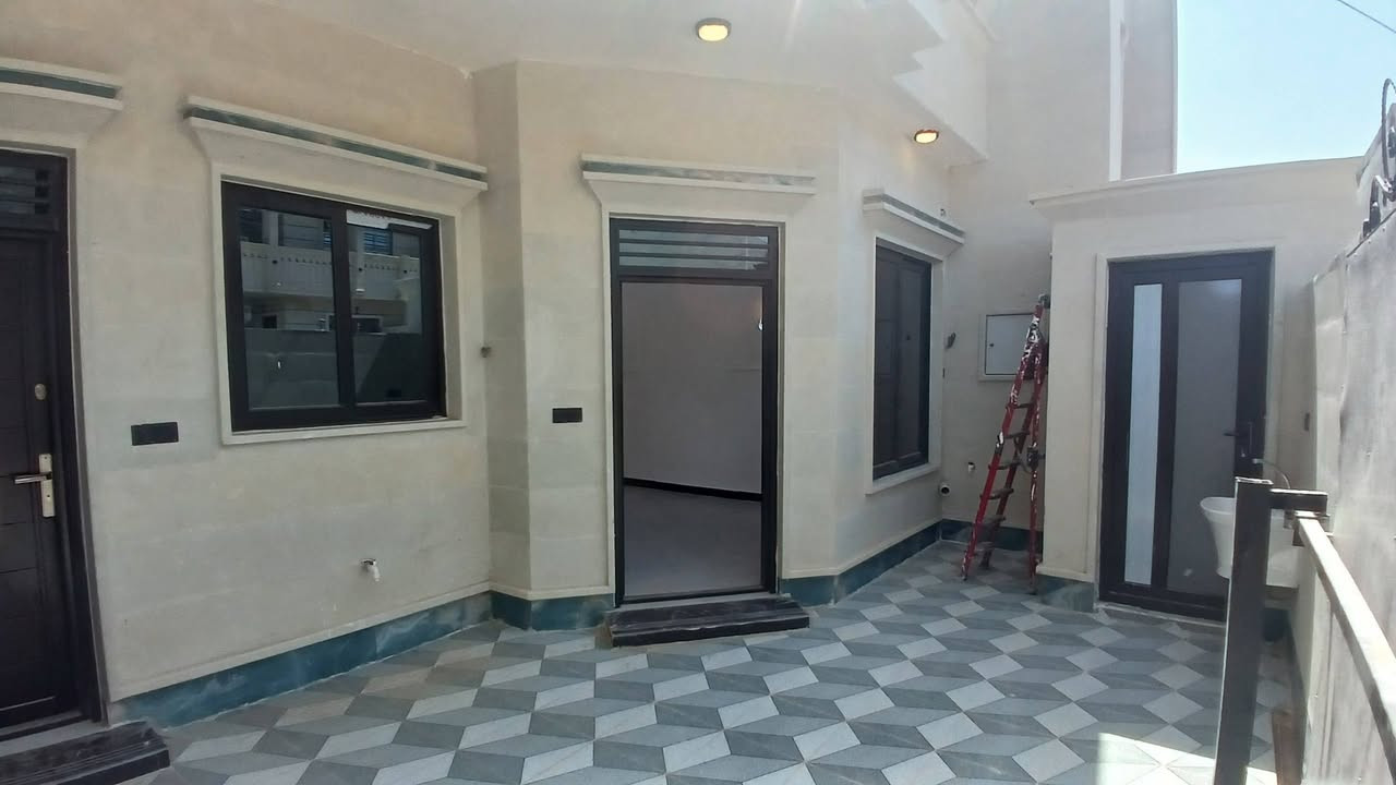 🏡 فرصة عقارية فاخرة | دار سكني فخم (زيرو) للبيع
📍 الموقع: تكريت – الديوم (منطقة التصنيع / بالقرب من شارع 30)
📐 المساحة: 150 م² (الواجهة 7.5 م × النزال 20 م)
✨ التفاصيل والمعالم المعمارية:
 * المساحات الداخلية: 4 غرف نوم واسعة | صالة استقبال فخمة | مطبخ بتصميم عصري
 * الخدمات والتجهيزات: 3 مجاميع صحية معلقة (نظام دفن) | أبواب داخلية تركية فاخرة
 * التشطيبات واللمسات الفنية: ديكورات سحب مغربي حديثة | سطح مكسو بالشتايكر المقاوم
 * المنظومة الأمنية: متكاملة ومجهزة بنظام كاميرات مراقبة حديث
📞 للتواصل والاستفسار:
 * ***********
 * ***********
🏢 مكتب أرض الأحلام للعقار
📍 تكريت – شارع الأربعين – بالقرب من فندق بلازا
🌐 نستقبل وعرض كافة العقارات (دور، أراضي، تجاري) في تكريت وجميع المحافظات.

نص مكتوب في الصور:
- أرض الأحلام للعقار
- ارض الأحلام للعقار